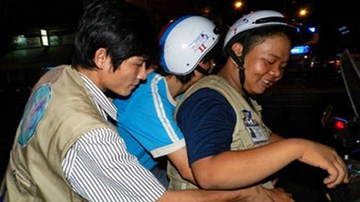 Nở rộ  dịch vụ đưa thực khách nhậu say về nhà