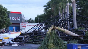 Bức tường nặng hàng trăm tấn bất ngờ đổ sập, 3 người trọng thương