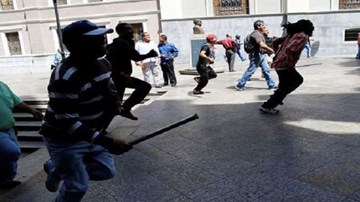 Tổng thống Venezuela bị người biểu tình rượt trên phố