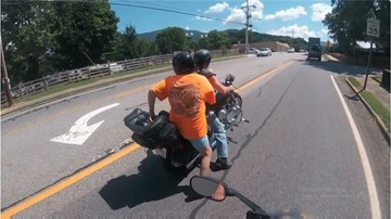 Cụ ông đánh rơi cụ bà khỏi mô tô phân phối lớn