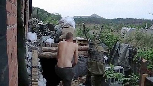 Lính Ukraine chế súng cao su... bắn lựu đạn