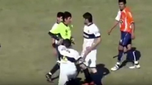 Trọng tài bị đấm bay răng vì dám rút thẻ đỏ