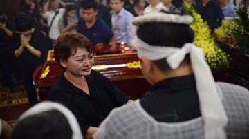 Đẫm nước mắt trong đám tang nghệ sĩ Hán Văn Tình