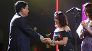 Vợ nghệ sĩ Trần Lập bật khóc khi nhận giải thưởng thay chồng