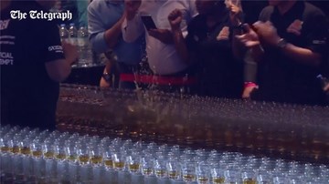 Hiệu ứng domino tuyệt đẹp từ 4578 ly whiskey phá kỷ lục thế giới