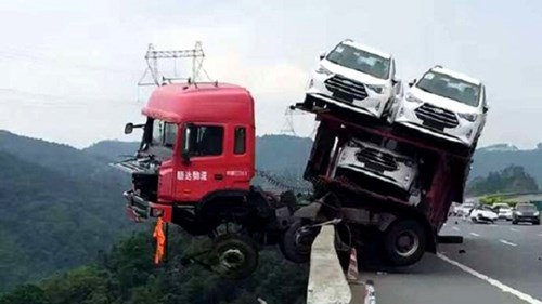 Clip khiến mọi tài xế xem đều kinh hãi