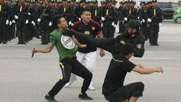 Màn biểu diễn võ thuật, bắn súng của Cảnh sát cơ động Hà Nội