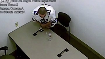 Clip nghi phạm giết người bẻ còng tay, khoét nóc bỏ trốn ly kỳ như phim