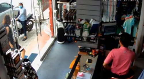 Cô gái bị lừa cướp túi xách khi vừa bước ra khỏi xe hơi