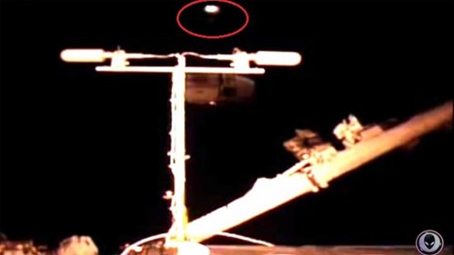 Bí ẩn phi thuyền người ngoài hành tinh đang giám sát trạm ISS?