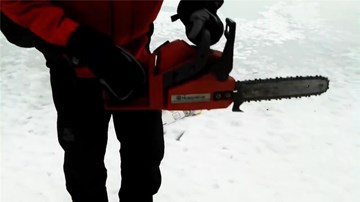 Anh chàng liều mạng nhất năm: Dùng máy cưa để... trượt băng