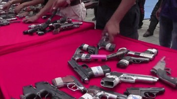Người dân Venezuela đổi súng lấy máy tính bảng