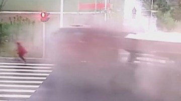 Tài xế xe máy thoát chết trong gang tấc nhờ phản ứng cực nhanh