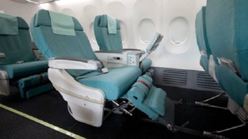 Cảng vụ miền Bắc xử phạt hành khách đá hỏng ghế máy bay