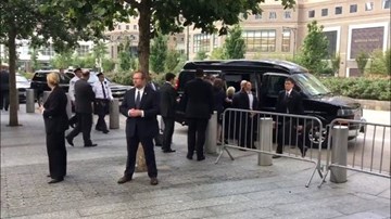 Bà Clinton ngất xỉu vì viêm phổi trong lễ tưởng niệm 11/9