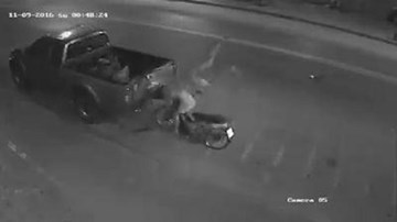 Xe máy phóng tốc độ kinh hoàng, đâm sầm vào xe bán tải giữa đêm