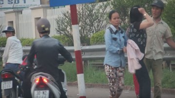 Móc túi lộng hành trước cổng bệnh viện Bạch Mai