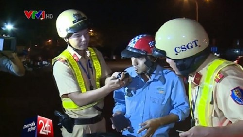 Muôn kiểu phản ứng khi bị đo nồng độ cồn tại TP.HCM