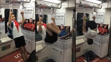 Clip bé trai vừa đi tàu điện ngầm vừa tranh thủ tập gym gây sốt