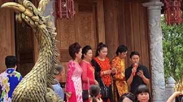 Cha con Hoài Linh ca cổ trong nhà thờ tổ trăm tỷ