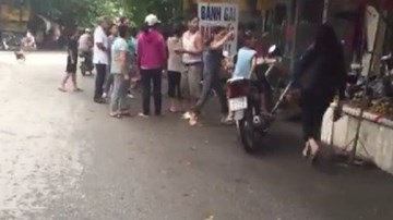 Nữ sinh cấp 3 vác dao đuổi bạn
