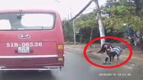 Clip kẻ biến thái sàm sỡ nữ sinh giữa ban ngày, người đi đường dửng dưng
