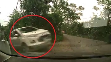 Cài nhầm số lùi, ôtô rơi tùm xuống ao