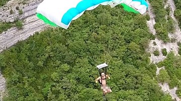 Khỏa thân nhảy từ độ cao 1.000 m mừng sinh nhật