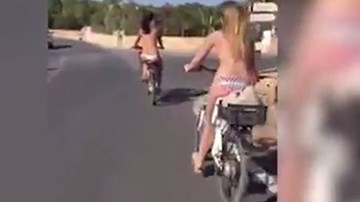 Hai cô gái gây sốc vì ngực trần đạp xe trên đường