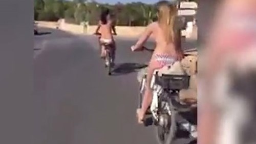 Hai cô gái gây sốc vì ngực trần đạp xe trên đường