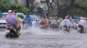 Đà Nẵng ngổn ngang sau khi hứng bão số 4