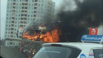 Xe tải cháy ngùn ngụt ở đường vành đai 3 trên cao