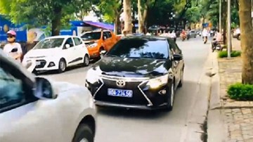 Lấn làn giờ cao điểm, xe biển xanh bị xe biển trắng ép lùi cả trăm mét