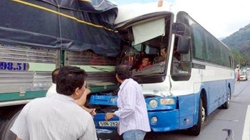 Vụ dìu xe khách: Công an triệu tập chủ xe khách để điều tra