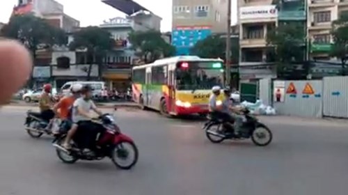 Clip xe buýt 'vô tư' lao qua dải phân cách để quay đầu ở Hà Nội