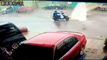 Video siêu bão Meranti càn phá Đài Loan, gió thổi bay người đi xe máy