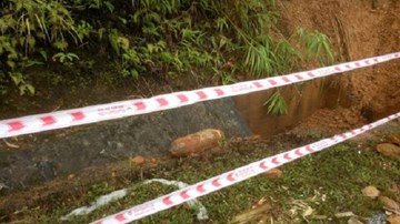 Sạt lở taluy khu vực CK Cầu Treo: Lộ thiên bom còn nguyên kíp nổ