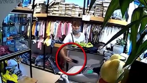 Giả vờ mua hàng, nữ quái trộm điện thoại nhanh như chớp