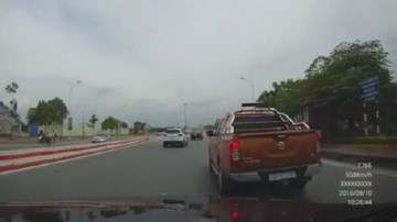 Ô tô suýt gặp nạn vì tài xế xe phía trước...đạp nhầm phanh