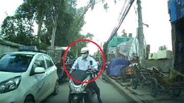 Xe máy chạy ngược chiều bị ô tô chặn đầu ép nhập đúng làn
