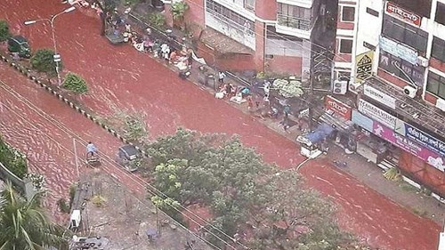 Đường phố bỗng biến thành dòng sông máu