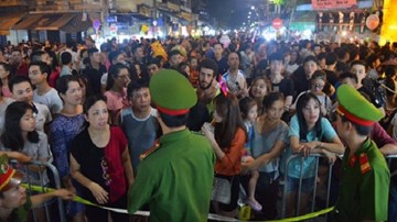 Biển người ùa vào phố cổ khi hàng rào tại Hàng Mã được lệnh mở trong đêm Trung thu