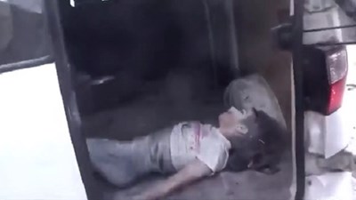 Nhà sập vì trúng bom, bé gái Syria bị chôn vùi dưới đống đổ nát được cứu sống