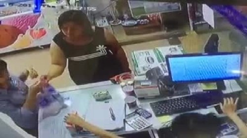 'Nữ quái' dùng đòn tâm lý khiến nhân viên thu ngân đưa nhầm tiền thừa