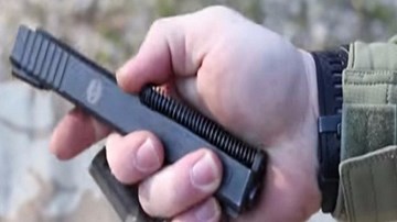 Tròn mắt với màn tháo lắp súng ngắn Glock 19 bằng... 1 tay