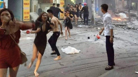 Nhân chứng kể phút khách chạy khỏi quán karaoke bốc cháy ở HN