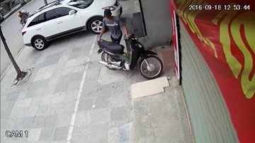 Siêu trộm bẻ khoá xe máy trong tích tắc ở Hà Nội