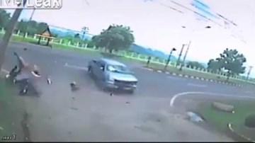 Xe máy lao thẳng xe tải, hất văng người phụ nữ vào gốc cây