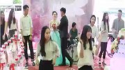 Chú rể nhảy flashmob "một nhà" tặng cô dâu cực đáng yêu