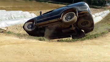 Nghe quá nhiều chỉ dẫn, Fortuner nằm ngửa, phơi nắng dưới ruộng